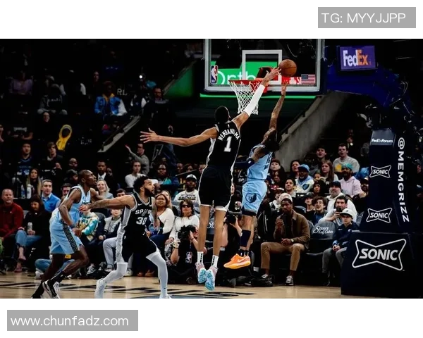 3月热火与马刺激战帕克精彩抢断雷阿伦助球队反击 3月热火与马刺激战帕克精彩抢断雷阿伦助球队反击