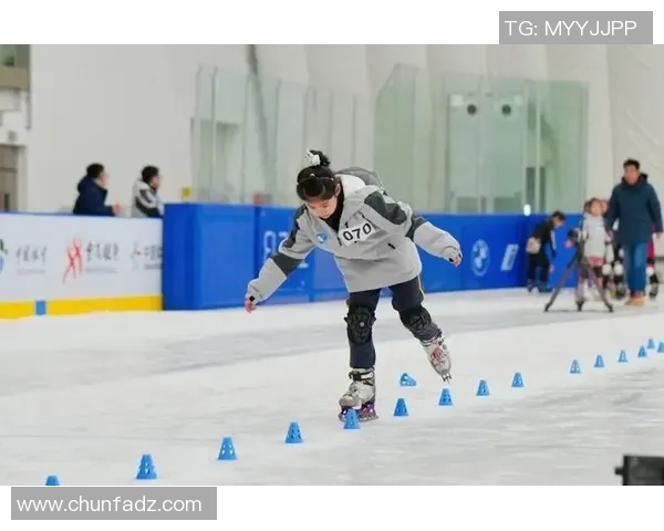 潍坊这所学校捧回2025年山东省“省长杯”青少年学校足球联赛大奖
